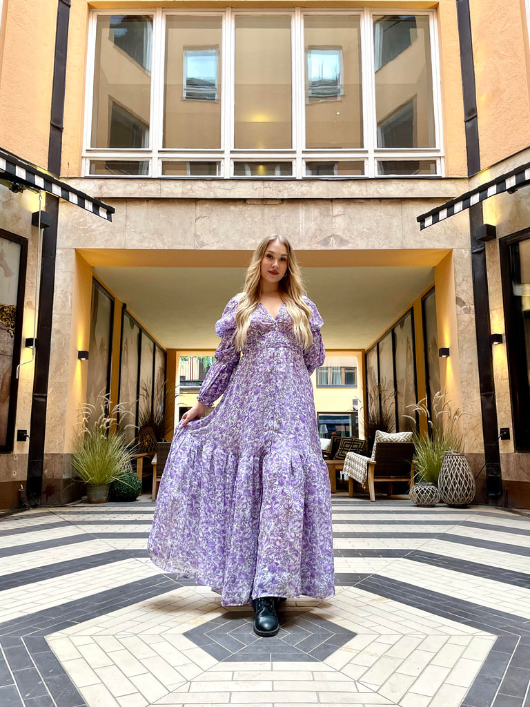 Vuokraa laventelin värinen mekko juhliin vaatelainaamo Bonicilta.