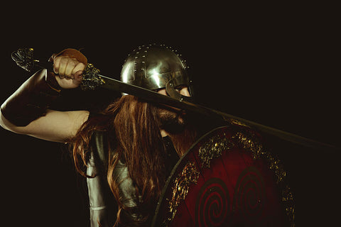 Guerrier Vikings Berserker avec casque et épée