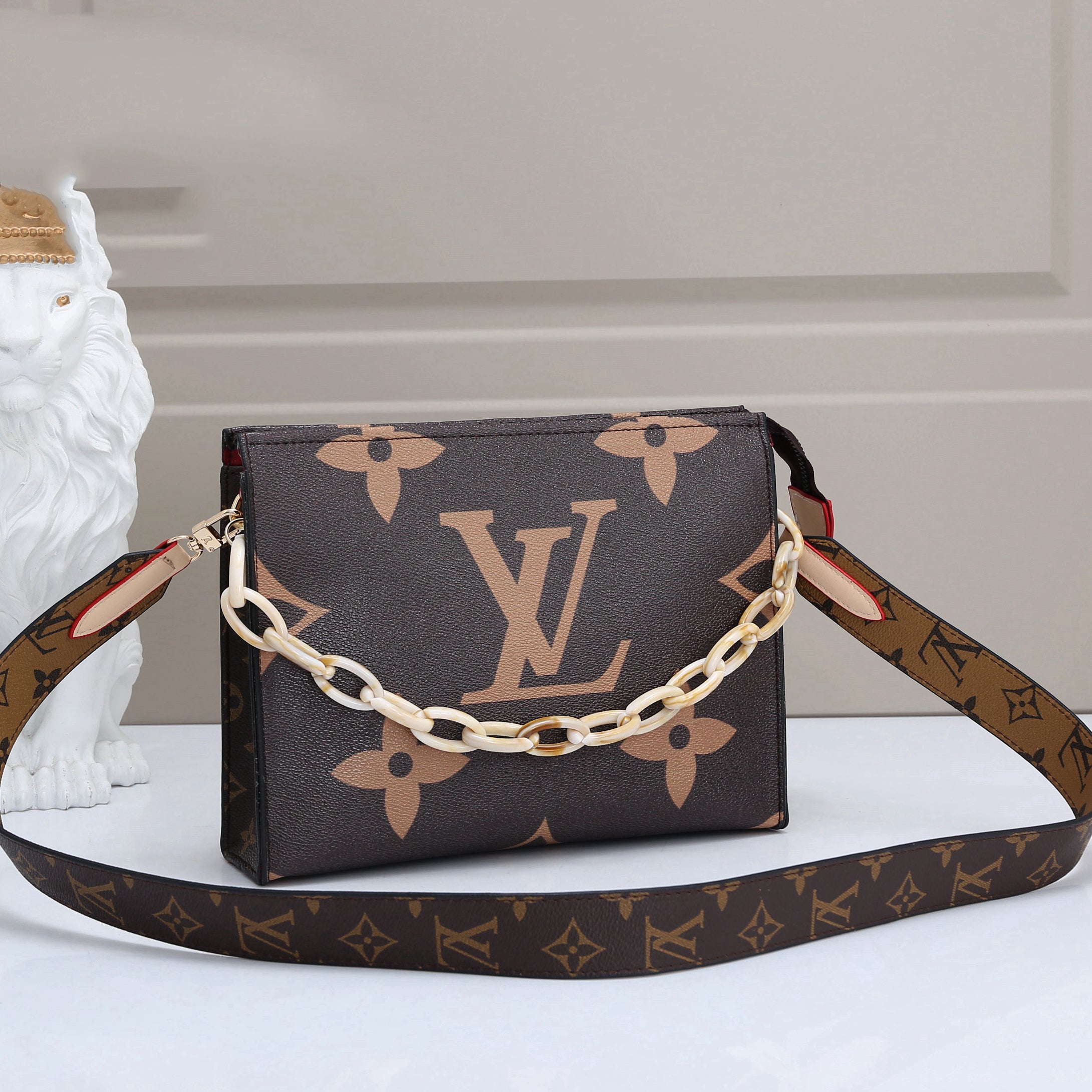 Louis Vuitton LV fashion men's and women's zipper messenger bag, chain shoulder bag, cosmeti