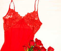 red bust support chemise