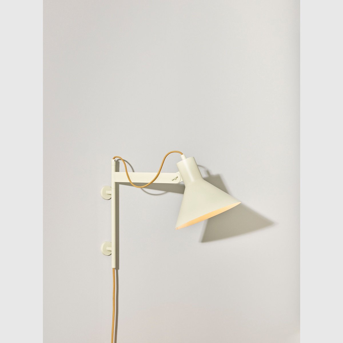Billede af Hübsch Studio Wall Lamp - beige/orange (pre-order forventes på lager slut maj)
