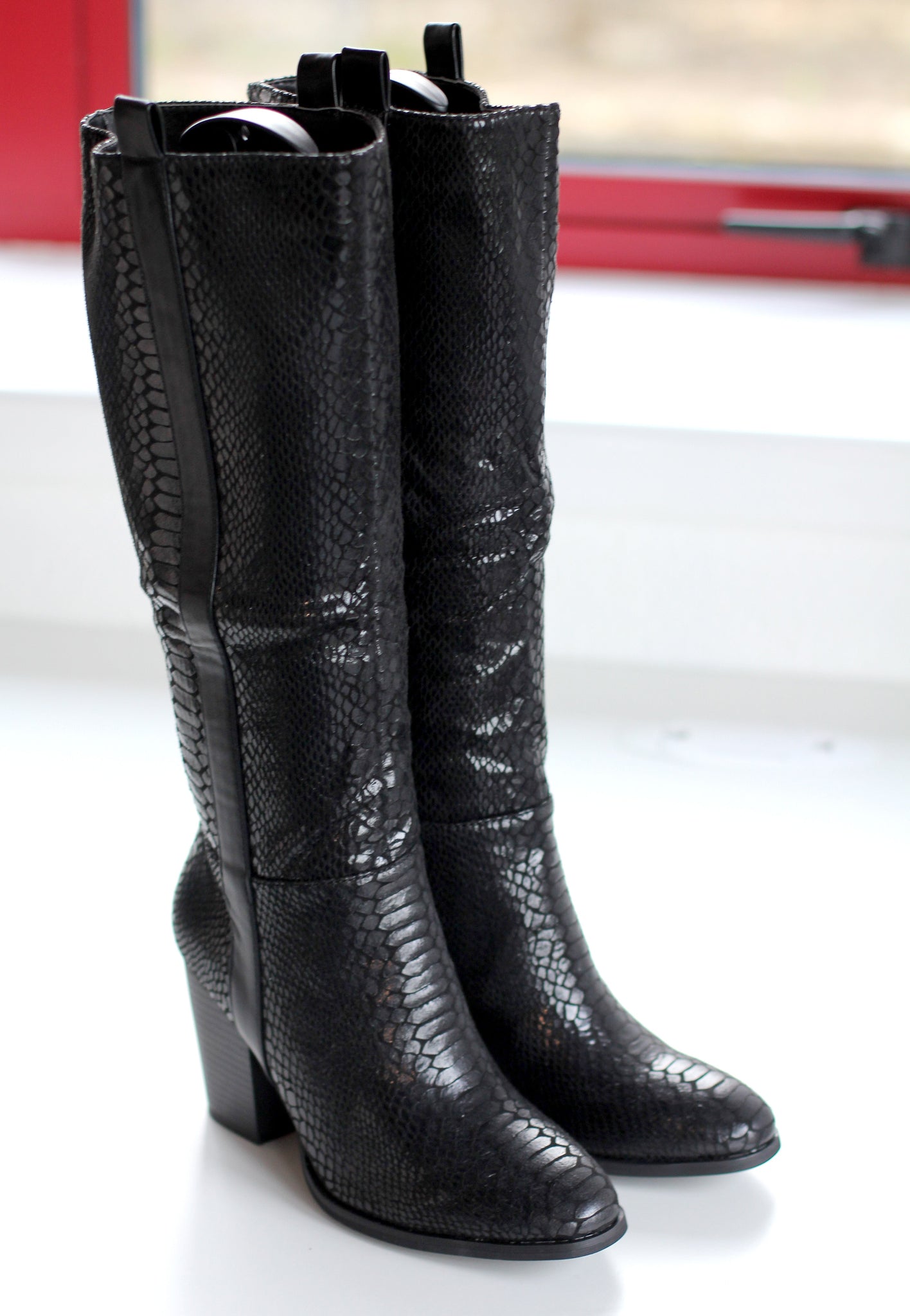 Knee High Snake Print Boots - Black – Queen Fashion