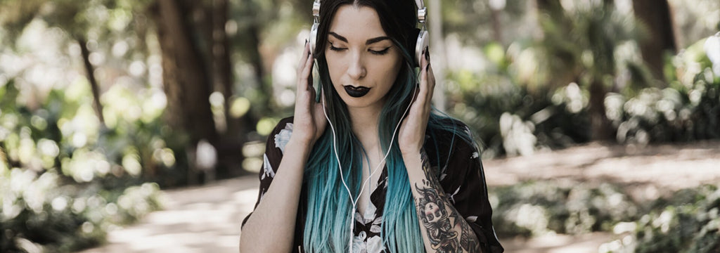 Femme gothique écoutant de la musique