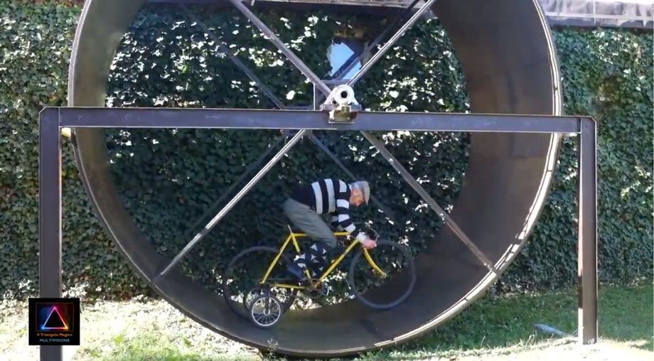 Luciano mentre pedala nella sua ruota da 4 metri di diametro