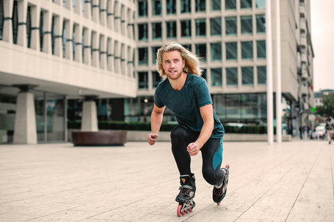 Joven frenando con patines de linea OmniRoller