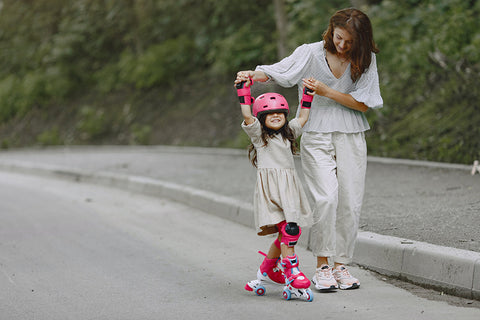 Niña patinando con patines entrenadores OmniRoller