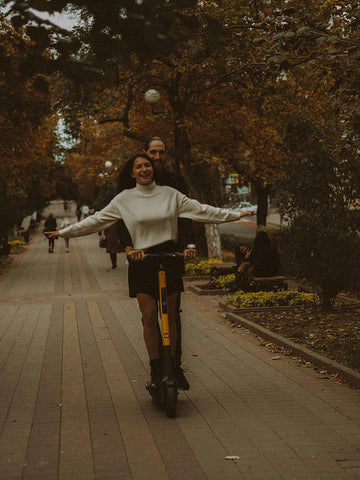 Pareja usando scooter eléctrico regalo parque Mexico