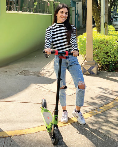 Mujer paseando en Ciudad de México con Scooter eléctrico verde OmniRoller