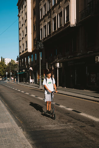 Hombre paseando en un scooter eléctrico en la calle Mexico OmniRoller