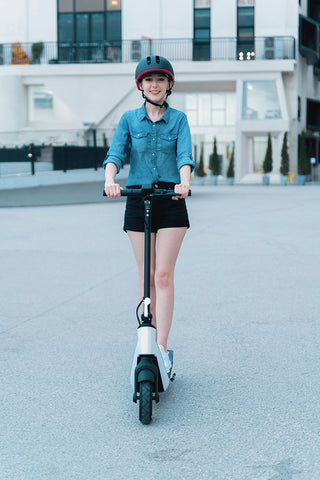 Mujer utilizando casco para pasear en su scooter eléctrico Mexico OmniRoller