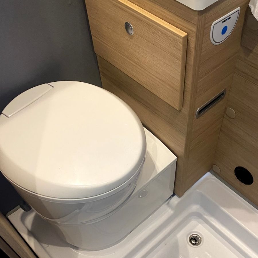 Thetford-Kassetten-Toilette-im-Wohnmobil-Badezimmer