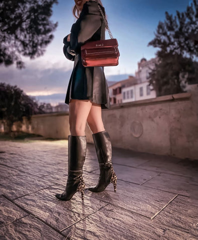 look vestido negro botas leopardo