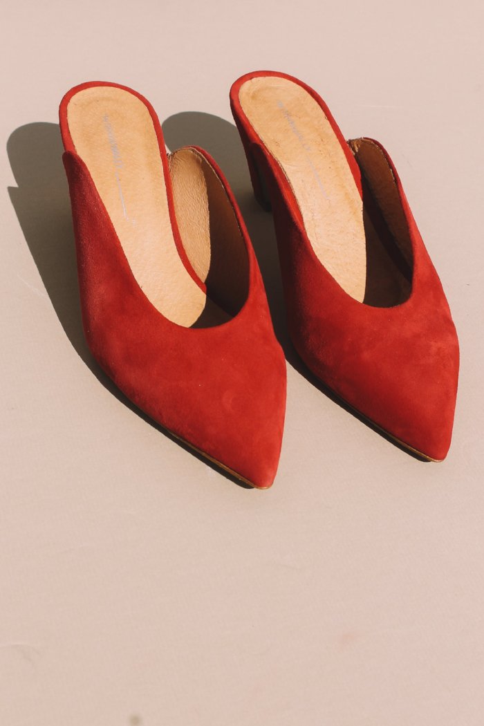 Per mule in suede dark cherry red by 