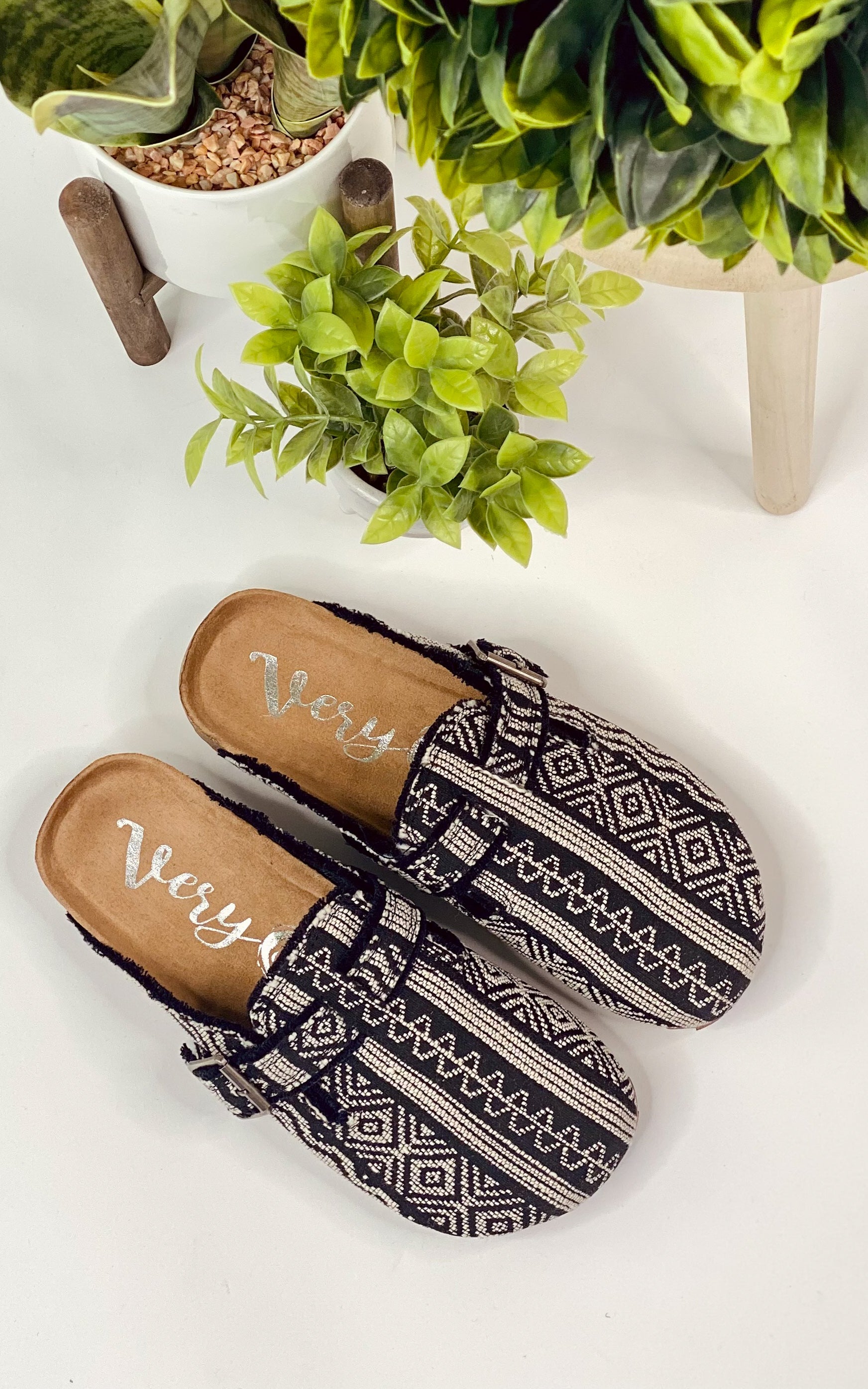 Picnic Shoe - Black - Very G – Shop All Around Divas