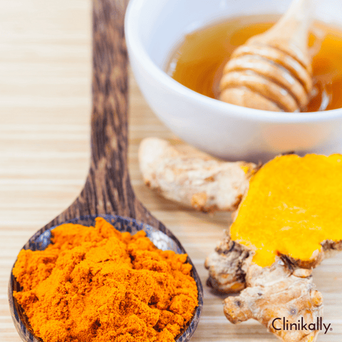 Turmeric and honey mask for brightening