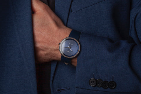 青い腕時計に青いスーツ　VEJRHØJ腕時計