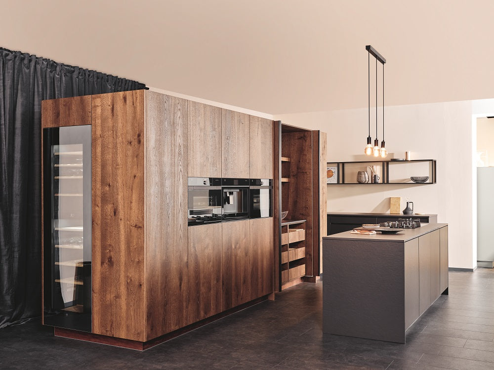 德國經典廚具設備品牌ALNO，2021全新廚房設備設計系列，選用耐用、易清理、高品質的頂級木材，並與瑞士百年家電品牌V ZUG合作，裝置烤箱、冰酒櫃、自動咖啡機等配備，讓人輕鬆享有愜意而美好的廚房生活。