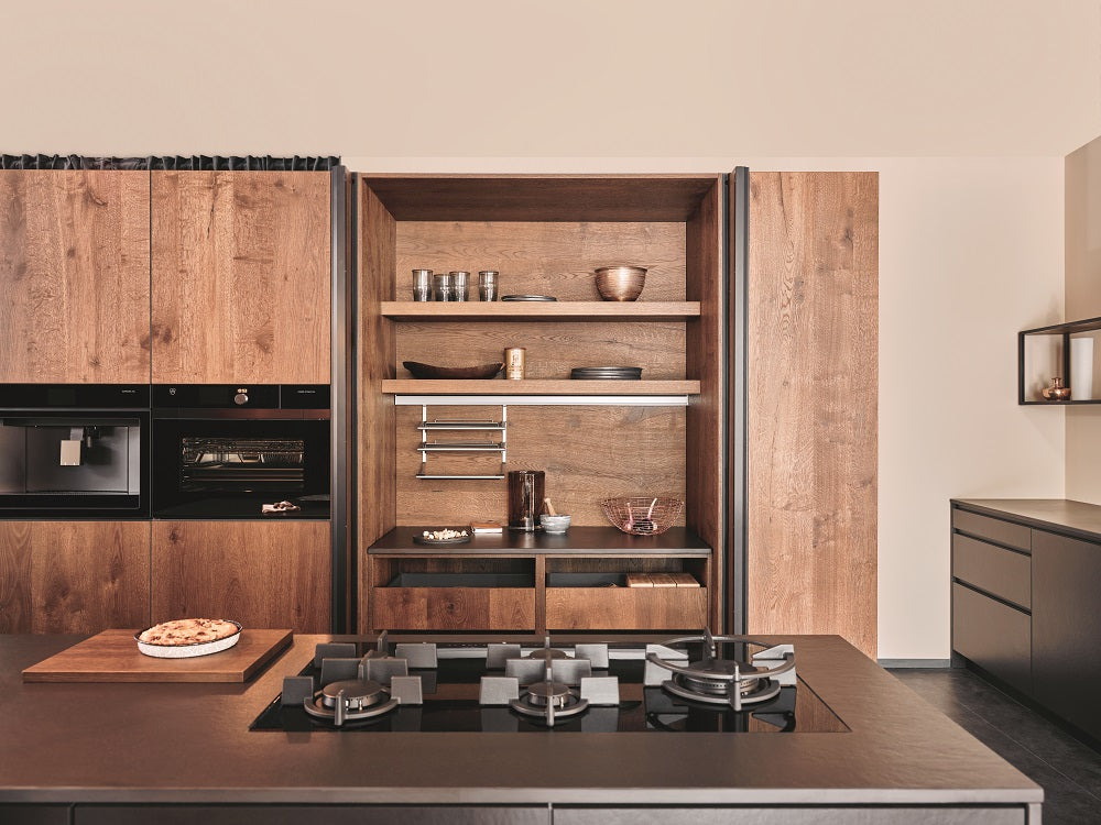 德國經典廚具設備品牌ALNO，2021全新廚房設備設計系列，選用耐用、易清理、高品質的頂級木材，並與瑞士百年家電品牌V ZUG合作，裝置烤箱、冰酒櫃、自動咖啡機等配備，讓人輕鬆享有愜意而美好的廚房生活。