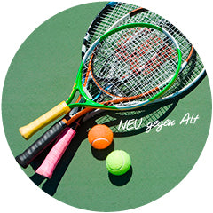 Tennisschläger und Tennissbälle