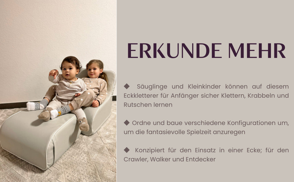 Zwei Kinder sitzen auf dem Sofa