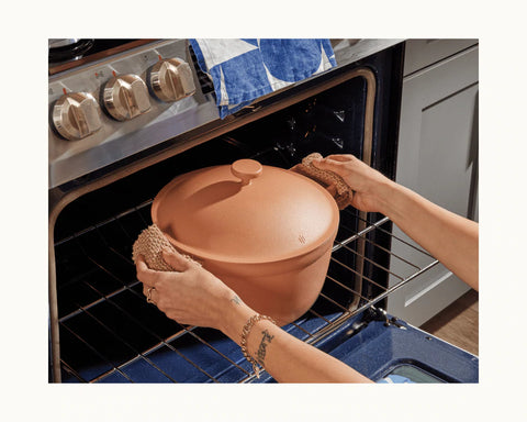 Person putting Perfect Pot into the oven