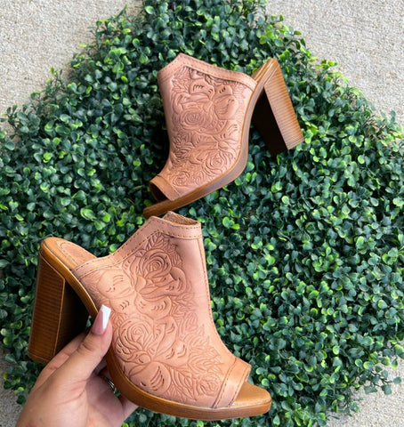 Image of handmade heels made by Hispanic-owned brand Guaraxes.