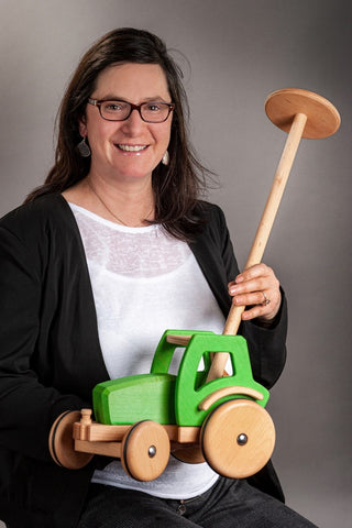 Manuela Uhl mit lenkbaren Holztraktor MIO