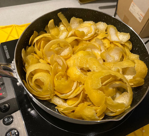 レモンの果皮わ煮沸する画像