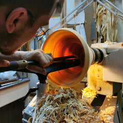 Max Strack drechselt eine Holzlampe aus Pappelholz.