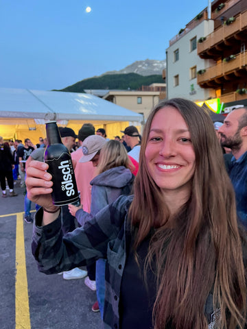 Bikepark Bikerepublic Sölden Mimi trink Sölsch Bier auf der Party