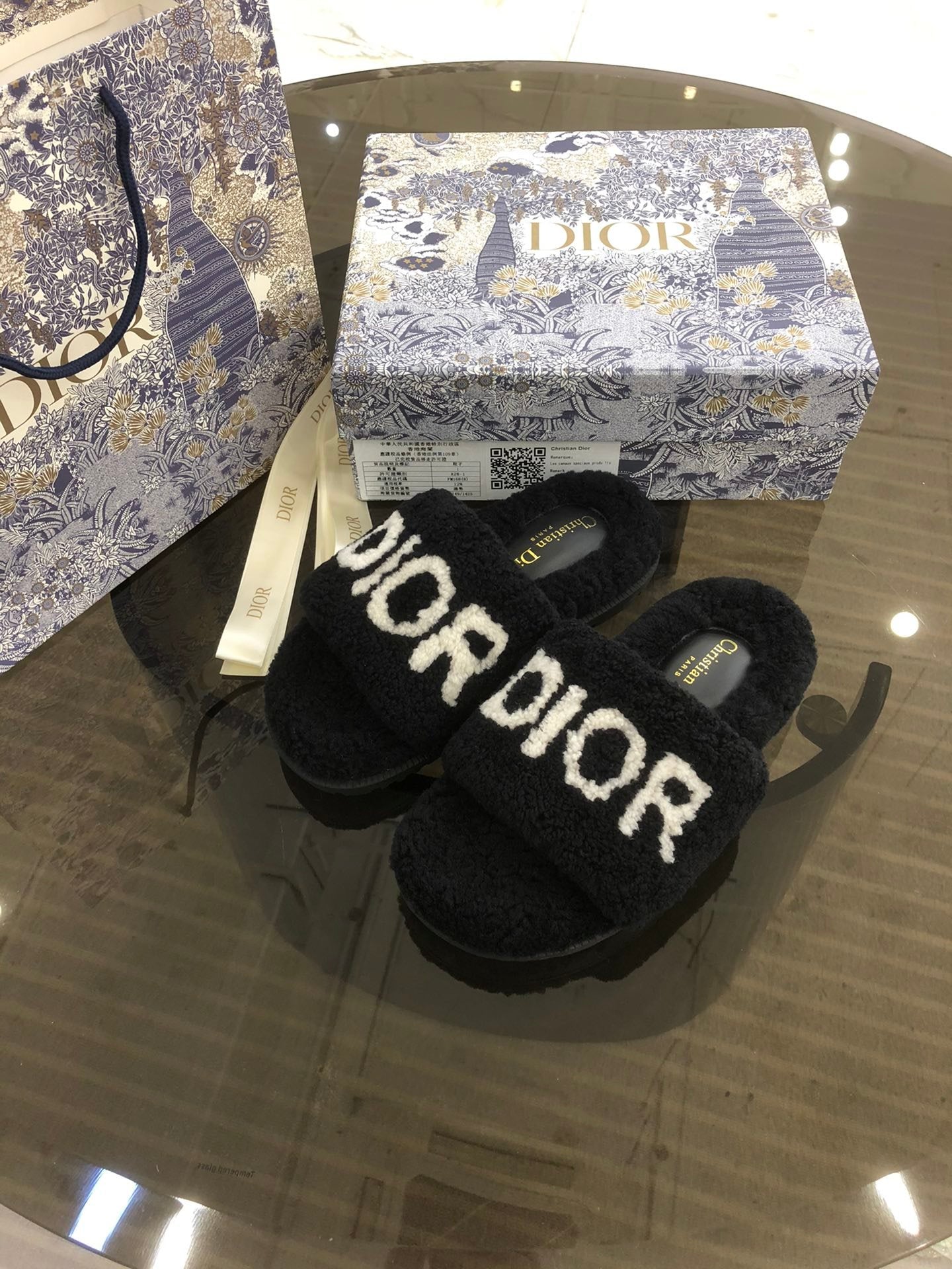 Dior Autumn and Winter New Women Fashionable Wool Slippers are C