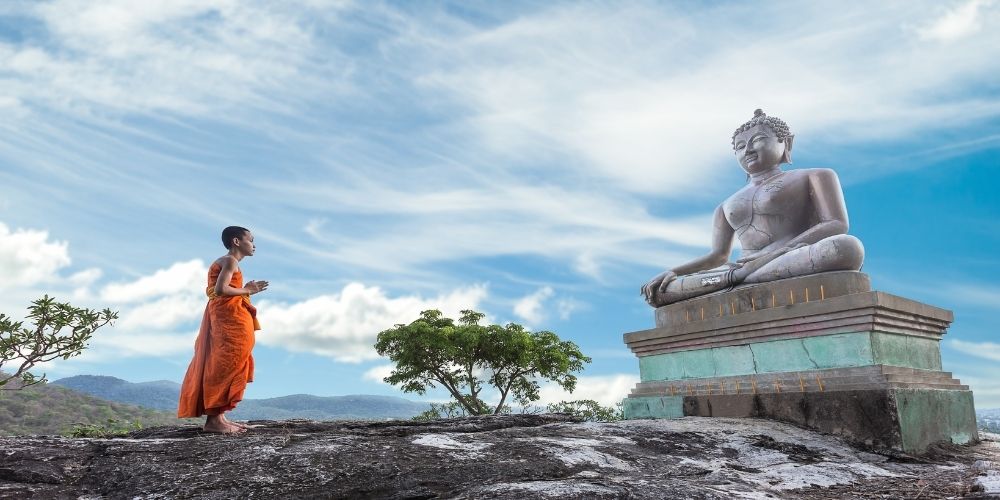 enfant devant statue de bouddha