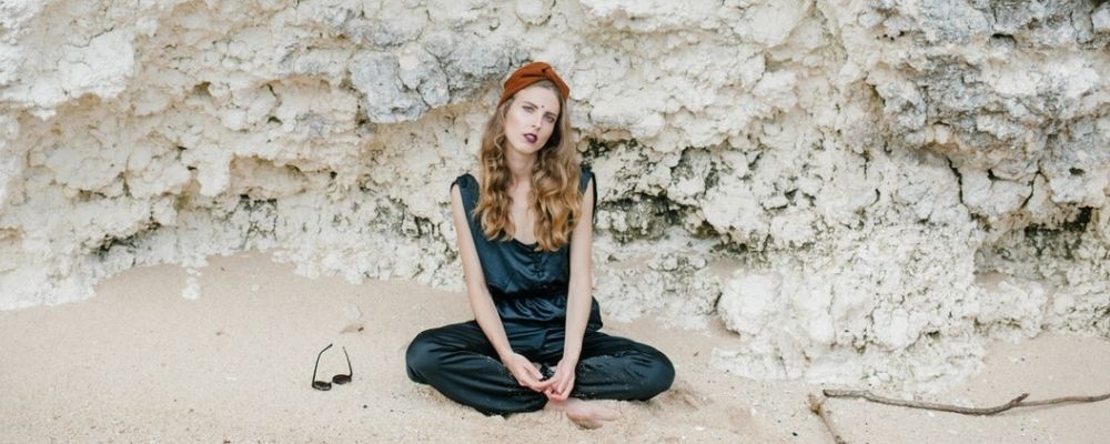 femme sur la plage porte un bindi