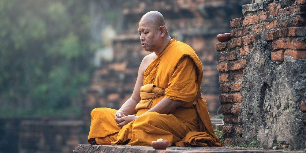bouddhiste qui médite
