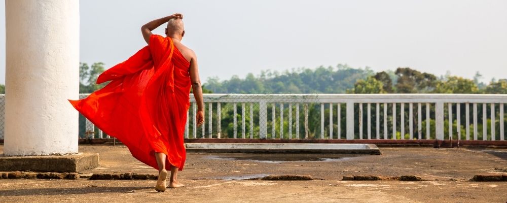 moine bouddhiste habillé en rouge