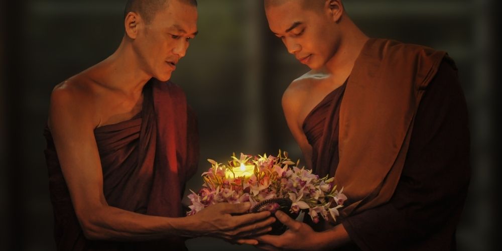 moine bouddhiste avec fleur de lotus