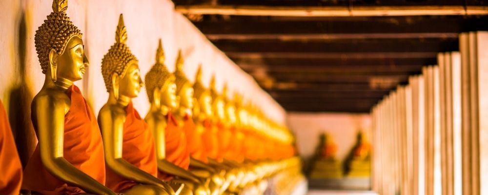 rangée de statue buddha