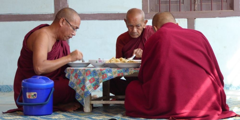 bouddhiste qui mange