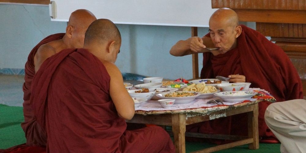 repas de moine bouddhiste