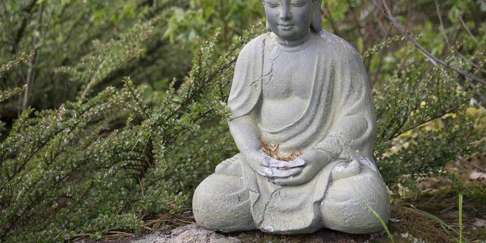 statue de bouddha qui prie