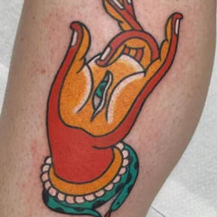 tatouage bouddhiste main avec oeil