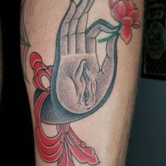 tatouage bouddhiste main et rose