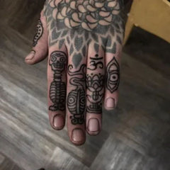 tatouage bouddhiste signes sur les doigts de la main