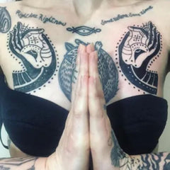 tatouage bouddhiste symbole deux mains