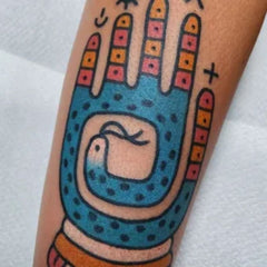 tatouage bouddhiste symbole main