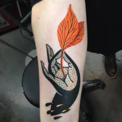 tatouage main de bouddha et fleur orange
