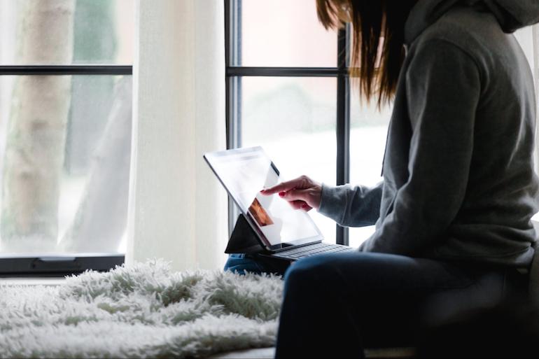 online workshop: test equipment, woman sitting with iPad open