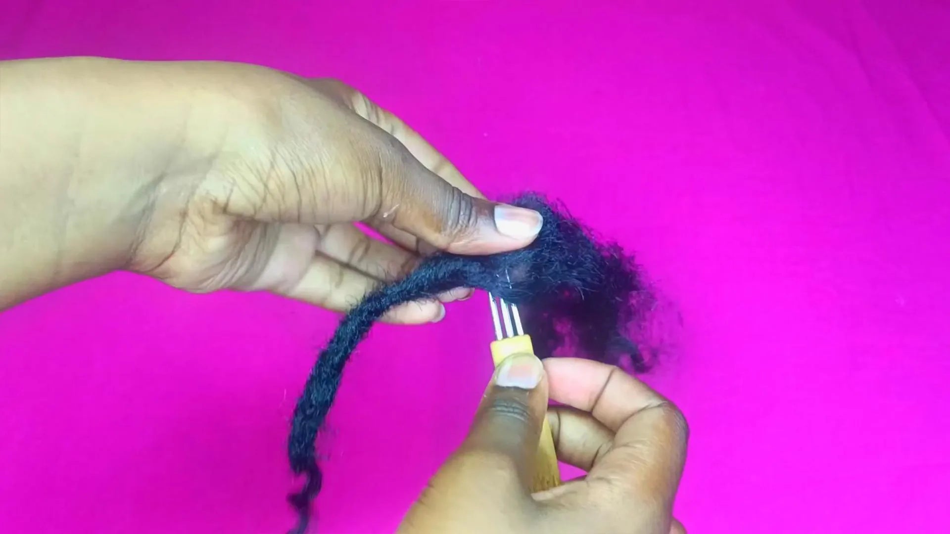Crocheter les mèches : Insérez le crochet dans la mèche de cheveux, accrochez une petite quantité de cheveux et tirez doucement le crochet pour enrouler les cheveux. En même temps, tordez les cheveux pour commencer à former les Locs. Continuez à répéter ce processus jusqu'à ce que l'ensemble du faisceau de cheveux soit tissé en boucles serrées, y compris en formant l'extrémité de la queue bouclée.