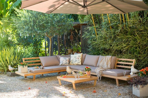 Dos sillas de patio al aire libre en un jardín o patio trasero muebles de  exterior hechos a mano en un área de descanso o patio conjunto de sillones  de cabaña con