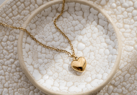 Gold heart pendant necklace